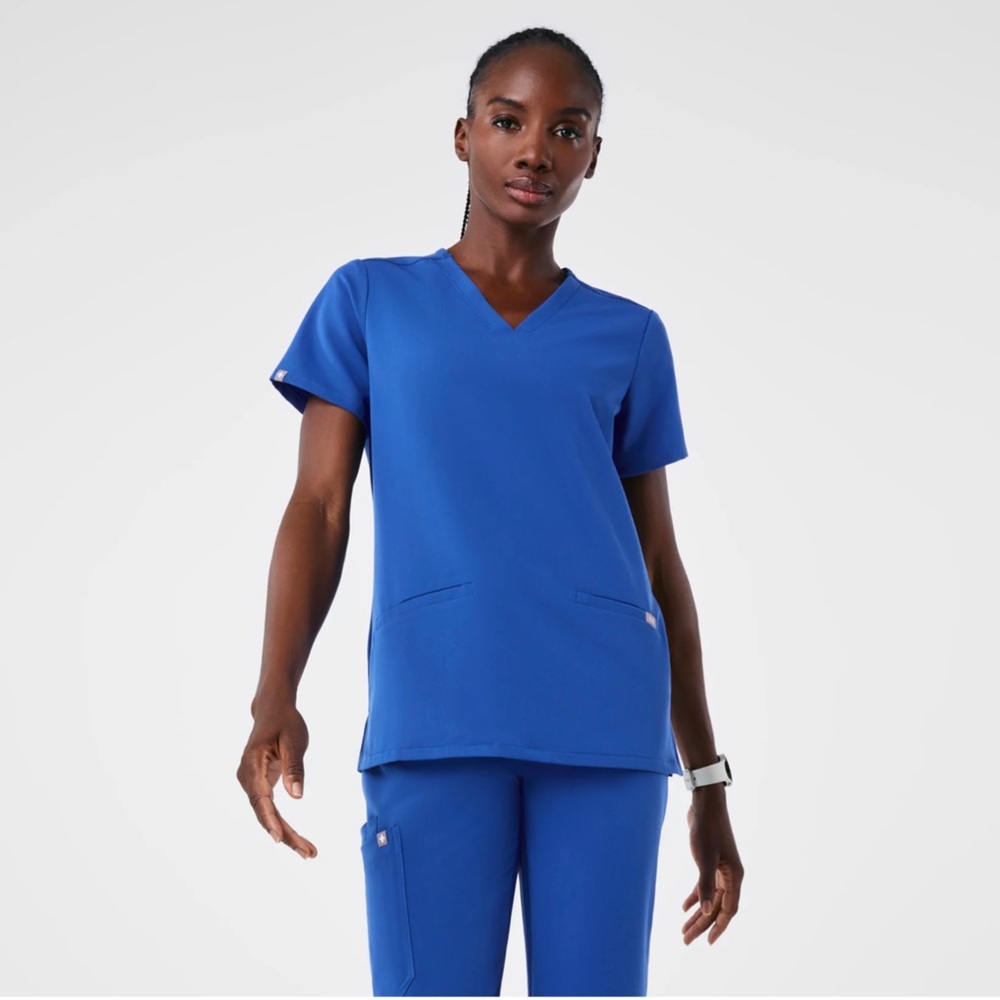 NEW FIGS WINNING BLUE CASMA THREE-POCKET SCRUB TOP